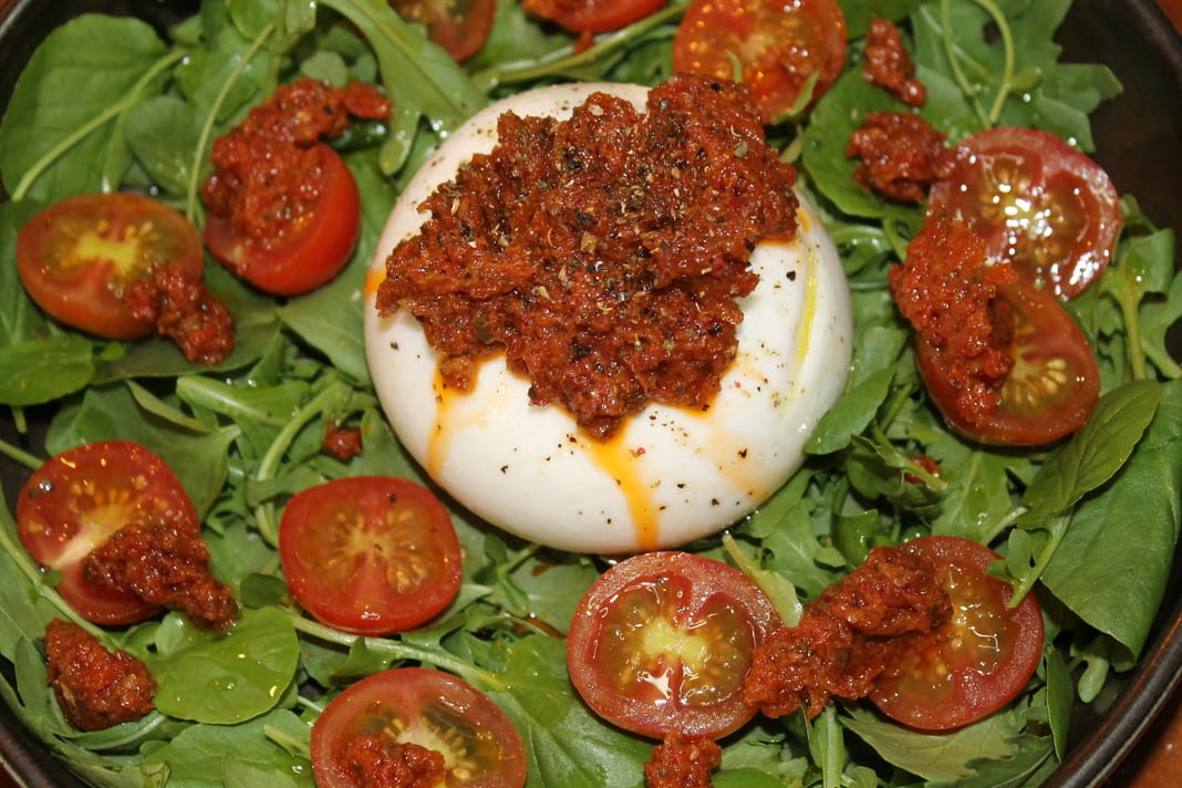 Burrata con rúcula, tomates cherry y almendras