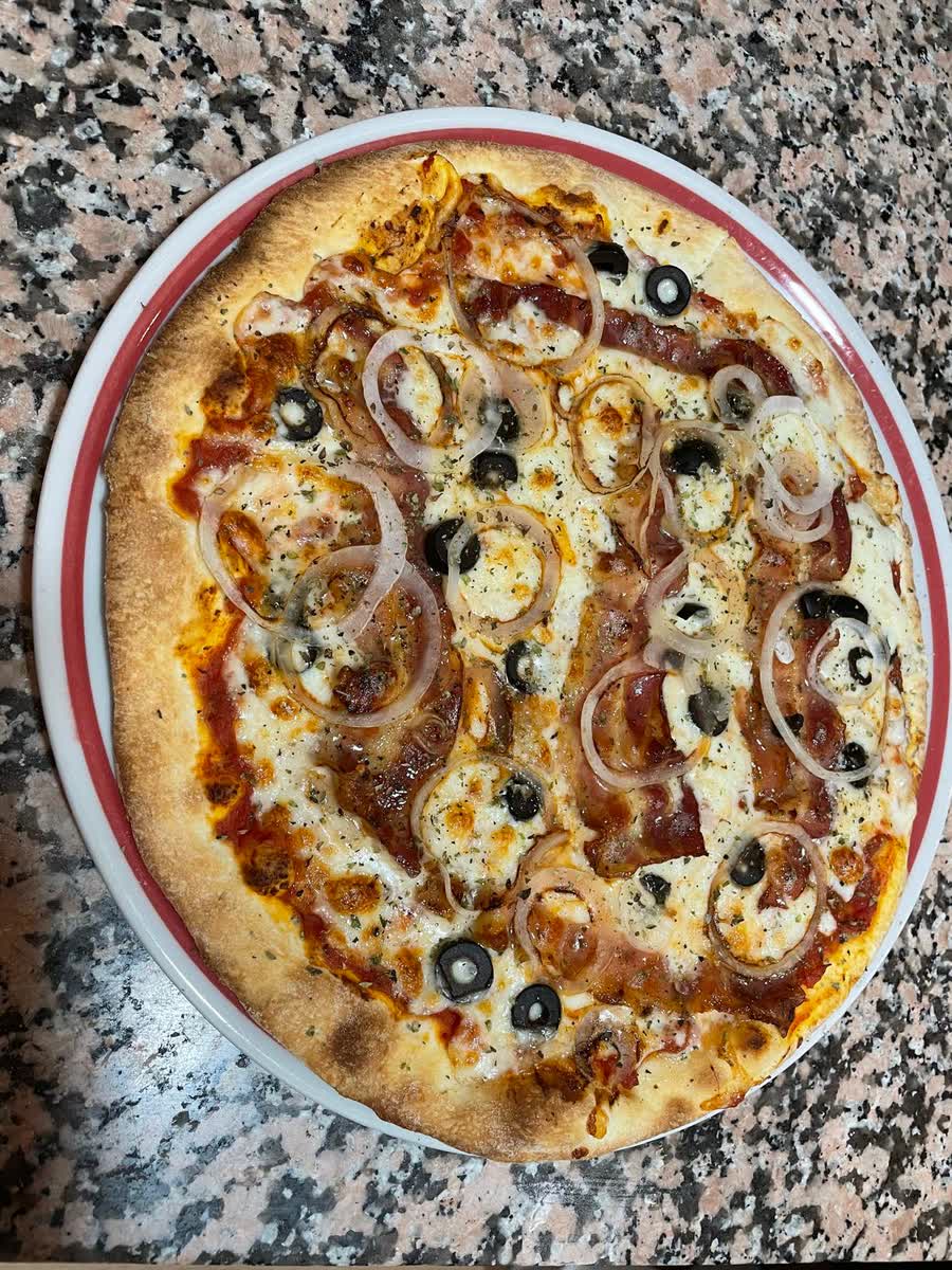 Pizza Bacon con bacon crujiente, aceitunas negras y cebolla