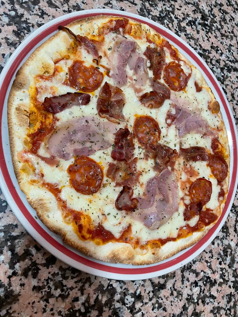 Chenchipizza con panceta, bacon y pepperoni