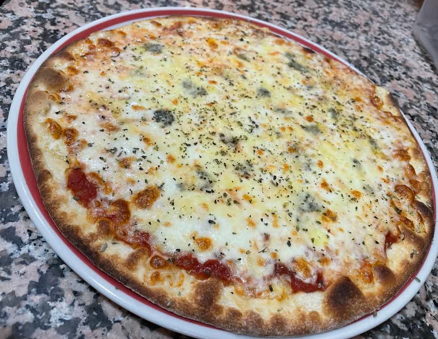 Pizza cuatro quesos con mozzarella, gouda, parmesano y gorgonzola