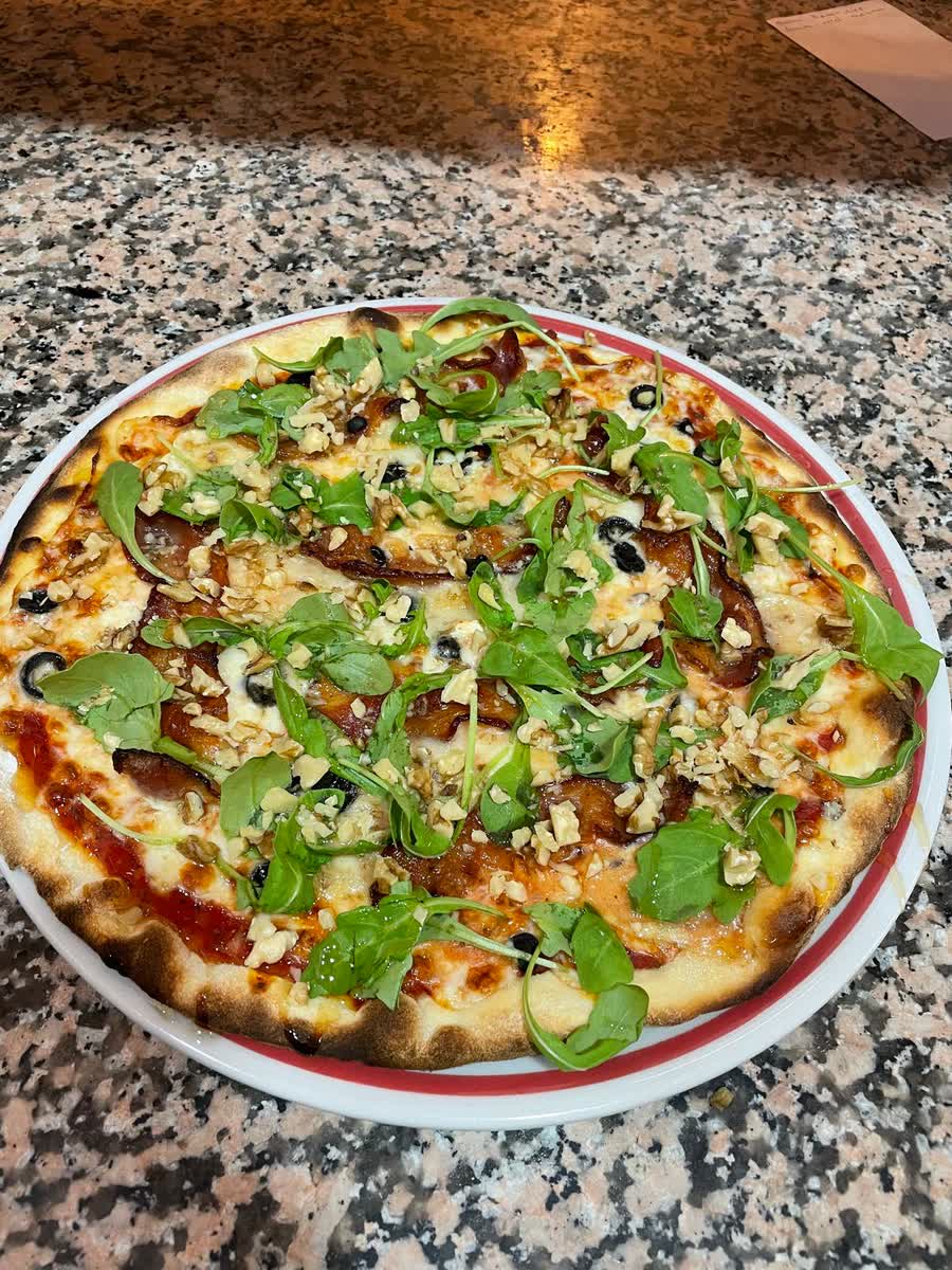 Pizza Nina con queso de cabra, bacon, miel y nueces