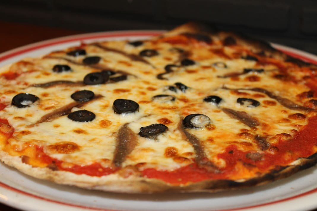 Pizza siciliana con anchoas y aceitunas negras