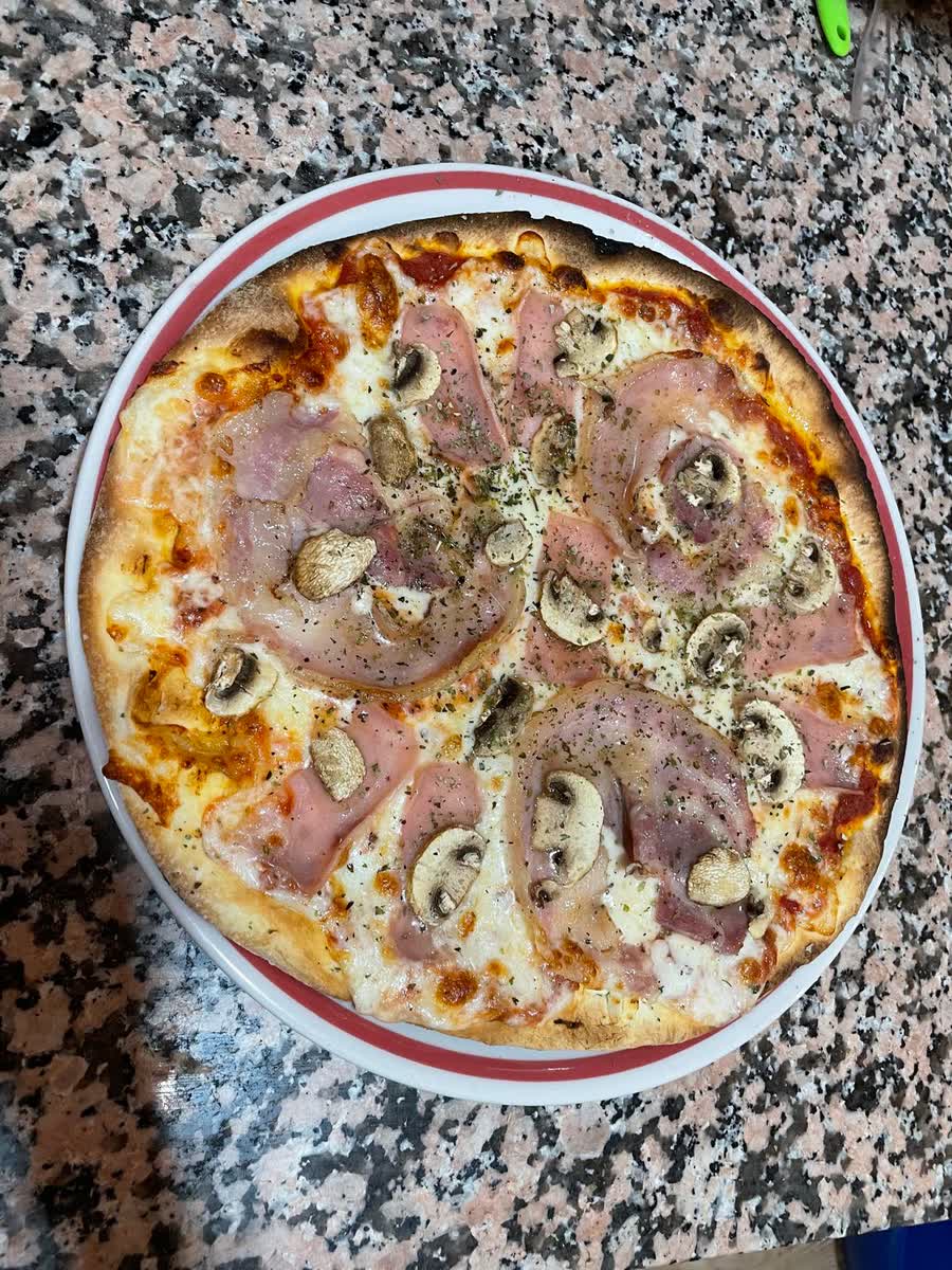 Pizza Teo con panceta, jamón york y champiñones