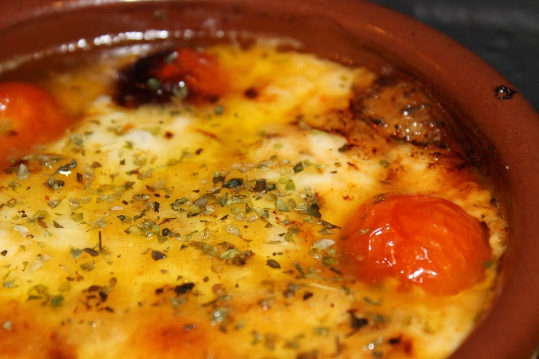Provoleta recién salida del horno de piedra