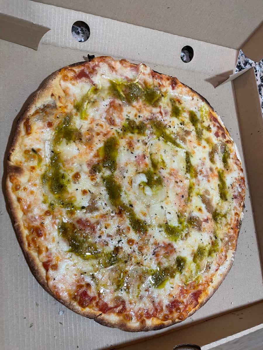 Pizza Montaiola con queso de cabra, cebolla caramelizada y pesto
