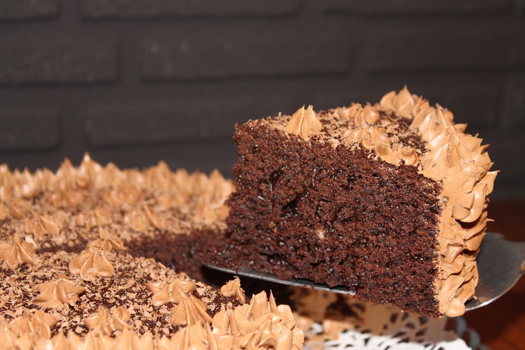 Tarta de chocolate casera cortada en el plato